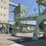 Load hopper for feed materials and belt conveyor